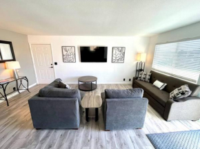 Modern Lakehouse Compound, boat parking, sleeps 16